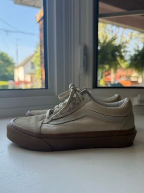 Van’s Old Skool in Cream with Gum Sole